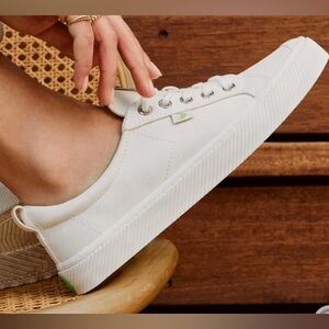 Cariuma OCA low white sneaker size 11 women’s